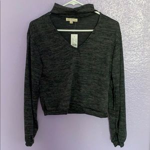 Longsleeve with cutout collar